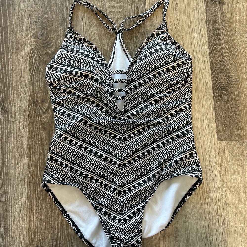 EUC Clean Water Womens One-Piece Stappy Aztec Swimsuit Size Small S Black White
